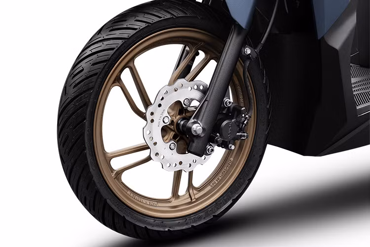 Vario 125 sở hữu phanh đĩa phía trước lượn sóng, bộ vành với thiết kế thể thao, đi cùng lốp xe không săm kích thước rộng giúp xe ổn định và bám đường tốt.