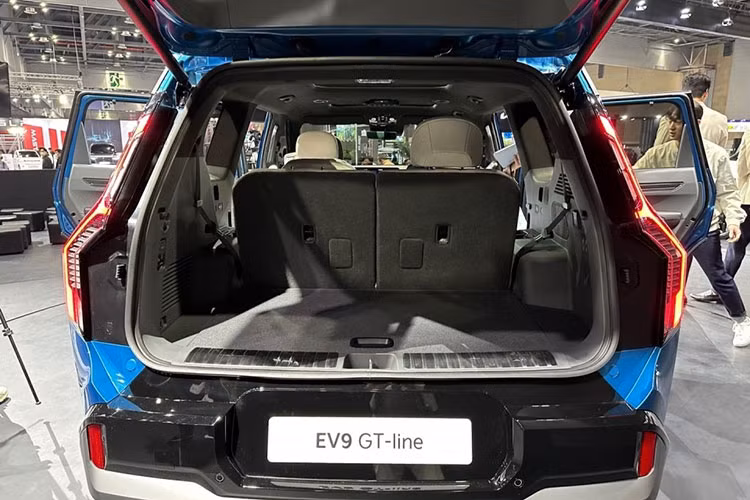 "Trái tim" của Kia EV9 2024 là 3 loại mô-tơ điện với sức mạnh khác nhau. Đầu tiên là mô-tơ điện nằm trên cầu sau với công suất tối đa 201 mã lực và mô-men xoắn cực đại 350 Nm dành cho bản RWD Long Range. Hai con số tương ứng của mô-tơ điện dành cho bản RWD Standard Range là 215 mã lực và 350 Nm.
