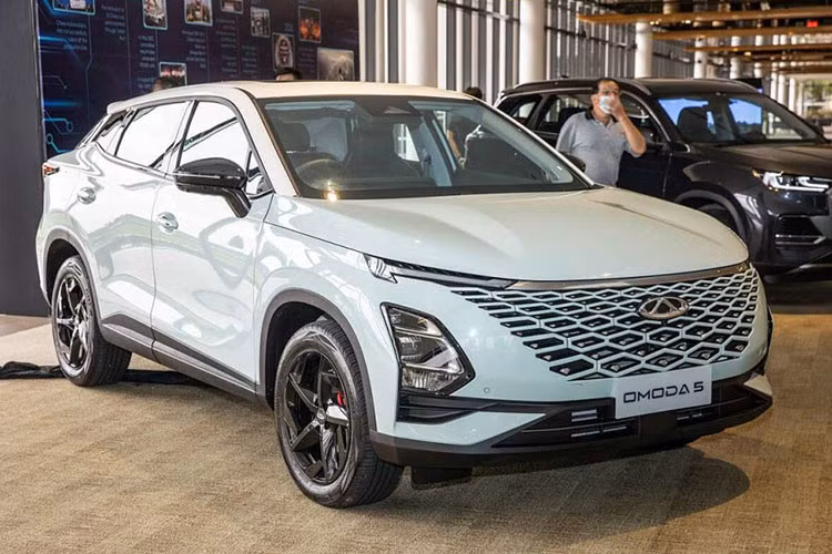  Omoda 5 Hồi đầu năm nay, Chery đã chính thức thông báo sẽ bắt đầu phân phối ô tô tại thị trường Việt Nam với mẫu xe đầu tiên là Omoda 5. Theo một số nguồn tin, Omoda 5 sẽ được ra mắt trong thời gian tới với 3 phiên bản, giá bán dao động từ 700 – 800 triệu đồng. Xe sở hữu kích thước dài x rộng x cao lần lượt là 4.400 x 1.830 x 1.588 mm, kích thước này có phần nhỉnh hơn các đối thủ cùng phân khúc. 