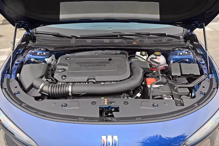 Buick LaCrosse thế hệ mới được trang bị các chức năng hỗ trợ lái L2, bao gồm kiểm soát hành trình thích ứng ở mọi tốc độ, hỗ trợ giữ làn đường, nhắc nhở khoảng cách với xe phía trước, cảnh báo va chạm phía trước, nhắc nhở đèn báo va chạm, phanh khẩn cấp tự động,... 