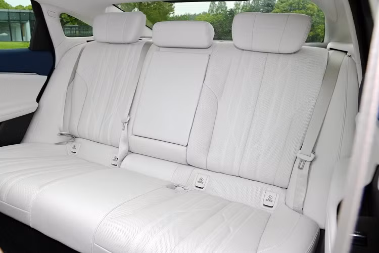 Buick LaCrosse thế hệ mới được trang bị ghế bọc da Moli cao cấp, có chức năng hút gió và mát xa, đồng thời trang bị nút bấm trợ lái. Bảng điều khiển cần số quen thuộc đã bị loại bỏ đi rất nhiều nút bấm vật lý, nhờ đó, giúp xe có khoảng trống để tích hợp 2 chỗ sạc không dây cho điện thoại thông minh. 