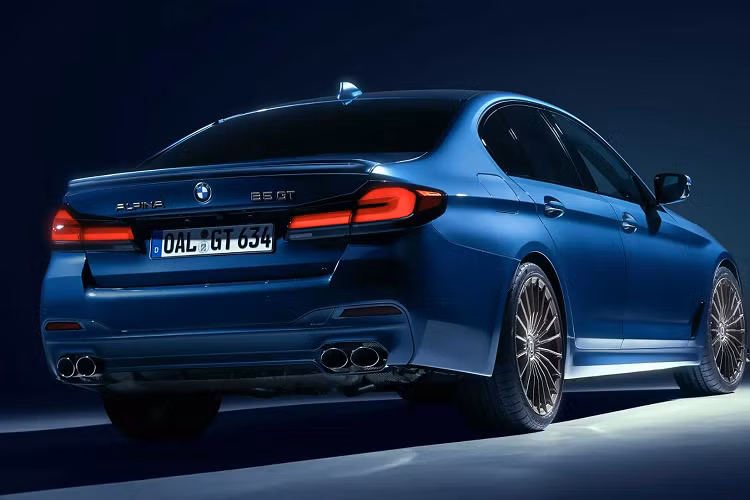 Alpina truyền sức mạnh thông qua hộp số tự động tám cấp đã được tinh chỉnh cùng trang bị bộ phanh Brembo bốn piston phía trước giúp tăng khả năng vận hành cho xe. Ngoài ra, xe còn được trang bị hệ thống xả đôi được phủ một lớp titan nitride để tạo màu đen thể thao, hầm hố.