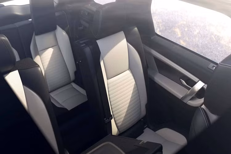 JLR cung cấp cho Discovery Sport 2 hàng ghế với 5 chỗ ngồi tiêu chuẩn, đồng thời có thêm tùy chọn lắp hàng ghế thứ ba. Hàng ghế thứ hai có thể trượt, ngả và chia theo tỷ lệ 40:20:40. Không gian chở hàng lên tới 1794 lít khi hàng ghế sau gập xuống. Tổng cộng có 24 cách sắp xếp ghế ngồi bên trong xe để đạt sự linh hoạt tối đa khi sử dụng.