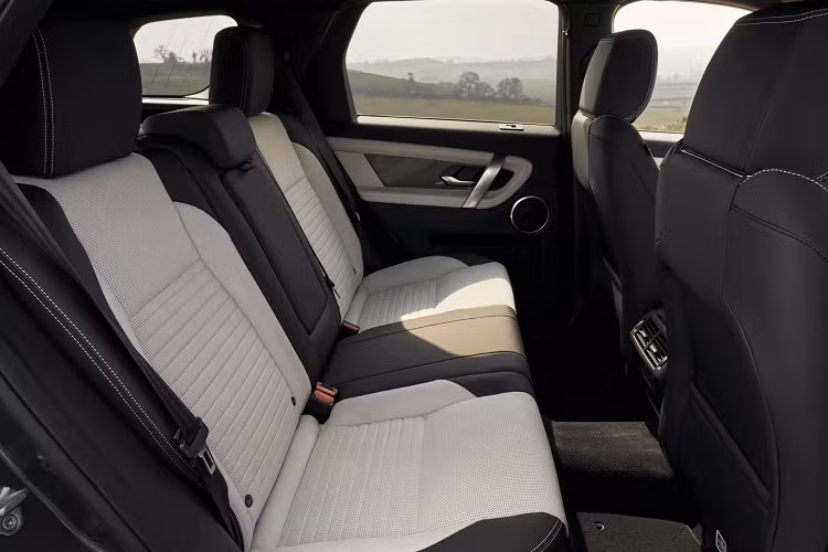 Ngoại thất Discovery Sport 2024 có hai phiên bản: S và Dynamic SE. Phiên bản S có lưới tản nhiệt màu đen bóng tương phản mới với họa tiết hình lục giác, các tấm trượt Bạc Indus và ngưỡng cửa dưới cùng màu thân xe. Dynamic SE nổi bật với màu đen bóng tương phản tại mui xe, các tấm ốp bên dưới cửa xe và cản dưới. Bản này cũng có các điểm nhấn ở cản trước trông như móng vuốt mãnh thú.