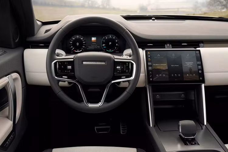 Cụ thể, khi bước vào khoang cabin của Discovery Sport 2024 đời mới, người lái sẽ được chào đón bởi một không gian hiện đại hơn, chủ yếu là các bề mặt màn hình kỹ thuật số thay cho hệ thống nút bấm vật lý. Nổi bật nhất là màn hình cảm ứng cong 11,4 inch mới chạy hệ thống Pivi Pro có nhiều chức năng hơn, tích hợp Amazon Alex, Apple CarPlay không dây và Android Auto.