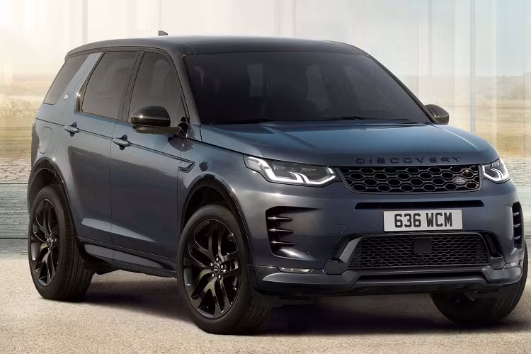 JLR đã cho công bố những cập nhật dành cho mẫu Land Rover Discovery Sport đời 2024. Những thay đổi quan trọng đều nằm phía bên trong chiếc crossover trông quen thuộc, với việc cụm điều khiển trung tâm được tái thiết kế, trong khi vẫn cung cấp tùy chọn hàng ghế thứ ba giúp tăng chỗ ngồi cho 7 hành khách.