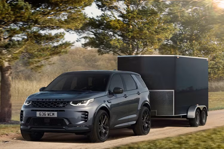 Tại Mỹ, mức giá xe Land Rover Discovery Sport 2024 có giá khởi điểm 48.900 USD (tương đương 1,151 tỷ đồng). Xe vận hành bằng động cơ 4 xy-lanh 2.0L tăng áp có công suất 246 mã lực (183 kW) và mô-men xoắn cực đại 364 Nm, tăng tốc 0-100 km/h trong 7,3 giây.