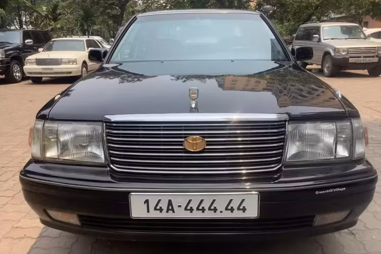 Gần đây, trên mạng xã hội lại có dịp xôn xao về 1 vụ rao bán xe biển khủng, nó nhanh chóng thu hút sự quan tâm của giới mê biển, cũng như các đại gia săn lùng biển đẹp. Đó là 1 chiếc xe Toyota Crown bộ trưởng đời 1998, sử dụng hộp số tự động và được chào bán nửa tỷ đồng, điểm nhấn của chiếc xe này chính là quả biển số lục quý 4 của tỉnh Quảng Ninh, cụ thể là 14A-444.44.