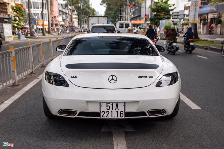 Hiện nay dòng SLS đã bị khai tử, thay thế bằng dòng GT nhỏ hơn, sử dụng động cơ tăng áp. Đây cũng là dòng siêu xe đầu tiên kể từ khi Mercedes-Benz và McLaren kết thúc hợp tác. Dù được nhiều tạp chí xe hơi đánh giá cao về thiết kế, SLS không thành công về doanh số.