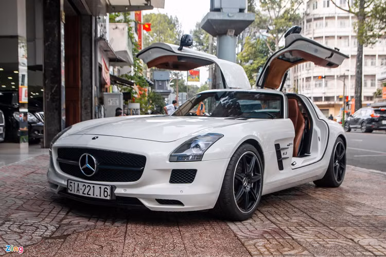  Mercedes-AMG SLS thể thao là mẫu xe grand touring coupé với phong cách cửa mở cánh chim độc đáo, từng "làm mưa làm gió" khi lần đầu xuất hiện tại Việt Nam vào năm 2010.