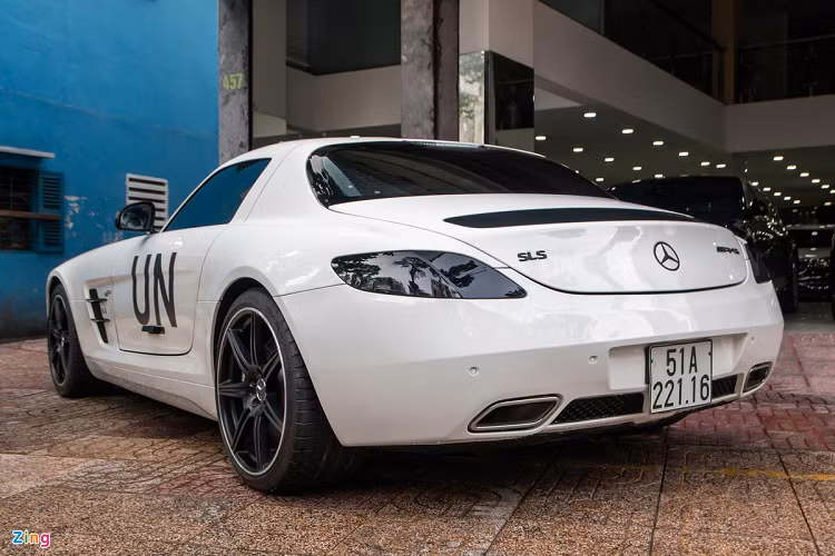 Mercedes-AMG SLS sử dụng động cơ V8, dung tích 6.2L hút khí tự nhiên, sản sinh công suất 591 mã lực và 650 Nm mô-men xoắn. Động cơ được lắp ráp bởi bộ phận AMG và áp dụng quy tắc "One Man - One Engine" (Một kỹ sư - Một động cơ), vốn là triết lý xuyên suốt hơn nửa thế kỷ qua của bộ phận này.