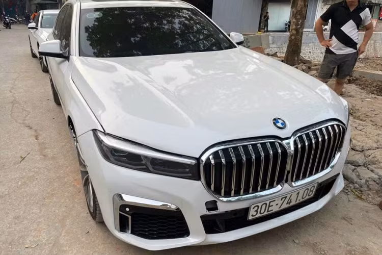 Ngoại thất của xe được độ lại gần như hoàn toàn với cản trước và sau, lưới tản nhiệt, ốp hông, đèn xe đều được thay mới. Tuy nhiên, phần nội thất bên trong vẫn được giữ nguyên. Chủ xe có vẻ khá giữ gìn nên chất lượng khoang cabin vẫn còn khá tốt.