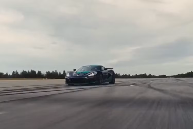 Một trong những lý do giúp Rimac Nevera phá vỡ được nhiều kỷ lục về tốc độ là nhờ xe được trang bị 4 động cơ điện làm mát bằng chất lỏng tại mỗi bánh xe, sản sinh công suất tối đa lên đến 1.914 mã lực và mô-men xoắn 2.360 Nm.