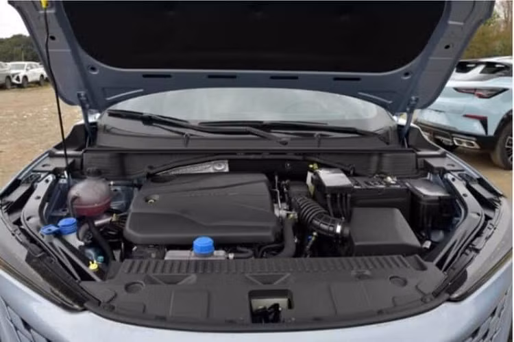 Changan UNI-T 2023 có sẵn trong phiên bản tiêu chuẩn và thể thao được trang trí với điểm nhấn màu cam, xe có kích thước dàixrộngxcao tùy phiên bản lần lượt là 4.535(4.580)/1.870(1.905)/1.565 mm, chiều dài cơ sở xe chung là 2.710 mm.