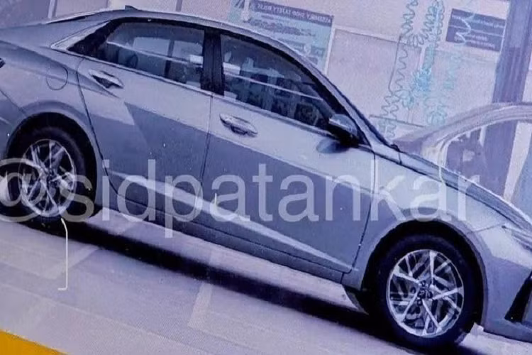 Ở khu vực đầu xe, Hyundai Accent 2023 được trang bị hệ thống đèn 2 tầng hoàn toàn mới. Trong đó, dải đèn LED định vị ban ngày được thiết kế nằm vắt ngang trên đầu xe, sát với nắp ca-pô, tương tự Hyundai Staria, Grandeur và Kona thế hệ mới. Nằm bên dưới là đèn pha LED mới với thiết kế nhỏ gọn và đèn sương mù nhỏ, tích hợp vào lưới tản nhiệt.