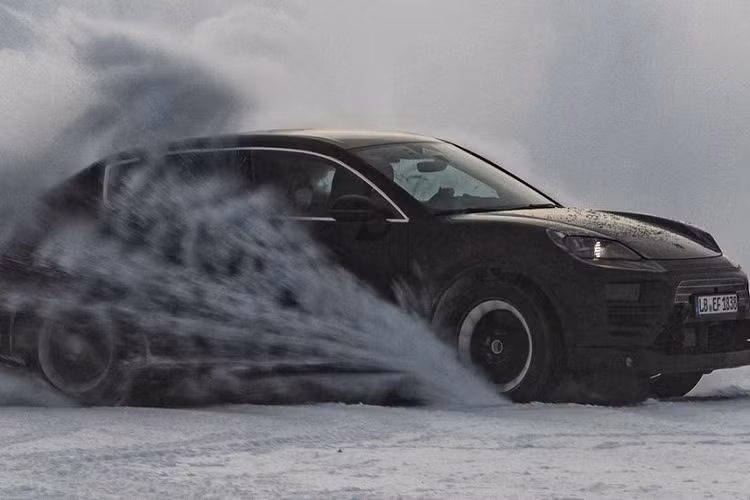 Theo đó, Porsche Macan EV phiên bản cao cấp nhất hứa hẹn có sức mạnh ngang ngửa siêu xe khi được trang bị mô tơ đôi cho công suất 603 mã lực, mô men xoắn 1.000 Nm, đi kèm hệ dẫn động 4 bánh toàn thời gian.