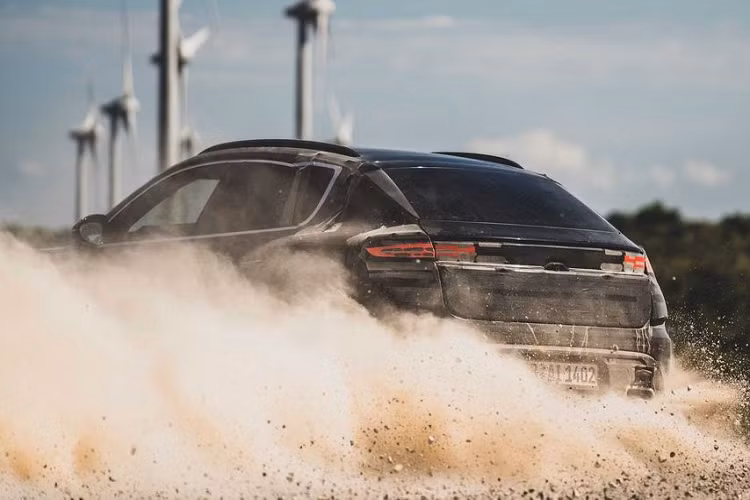 Ngoài ra, Macan EV sẽ được trang bị bộ vi sai cầu sau điều khiển điện tử, hệ thống đánh lái bánh sau và kiểm soát hướng lực kéo chủ động, giúp cho mẫu xe này có thể drift ở tốc độ cao như trong đoạn video teaser mà hãng đăng tải.