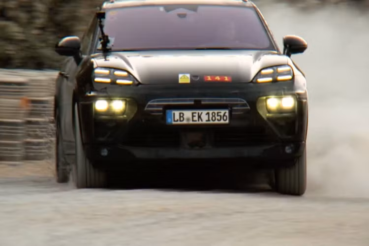 Sau xe SUV Porsche Macan EV 2024, phiên bản điện hóa của Cayenne dự kiến ra mắt vào đầu năm 2025. Ngoài ra, Porsche cũng có kế hoạch ra mắt nhiều mẫu xe điện hoàn toàn mới khác và đặt mục tiêu 80% doanh số trong năm 2030 là xe điện.