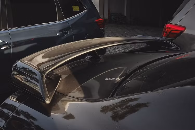 Được mệnh danh là "Supercar killer" (sát thủ siêu xe), Nissan GT-R R35 có hiệu năng ngang ngửa những mẫu siêu xe đắt tiền từ Ferrari hay Lamborghini nhưng lại có giá bán “hạt dẻ” hơn rất nhiều. Thời điểm mới ra mắt, giá xe Nissan GT-R R35 có mức bán ra khởi điểm từ 70.000 USD (khoảng 1,6 tỷ đồng). 