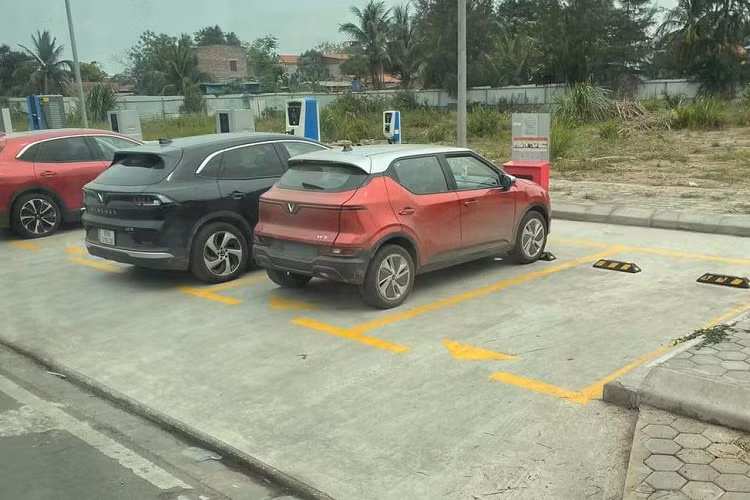 Về thiết kế, bên cạnh những chi tiết tương đồng với bản concept, ngoại thất của bản thương mại cũng được tinh chỉnh cho phù hợp với thực tế hơn. Cụ thể, VinFast VF5 có bộ mâm mới, có kích thước nhỏ hơn và vòm bánh xe cũng được thiết kế lại với viền nhựa đen sần. Nhìn ngang hông, có thể nhận thấy một số khác biệt ở góc cột A và gương chiếu hậu.