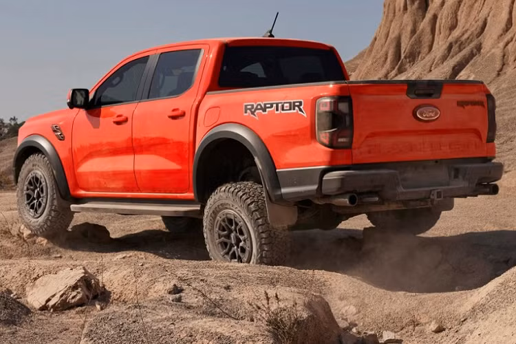 Bên cạnh đó là hệ thống kiểm soát hành trình thích ứng dùng để chạy off-road mang tên Trail Control. Với hệ thống này, người lái có thể cài đặt tốc độ dưới 32 km/h rồi tập trung điều khiển, việc tăng tốc và phanh cứ để xe tự lo.
