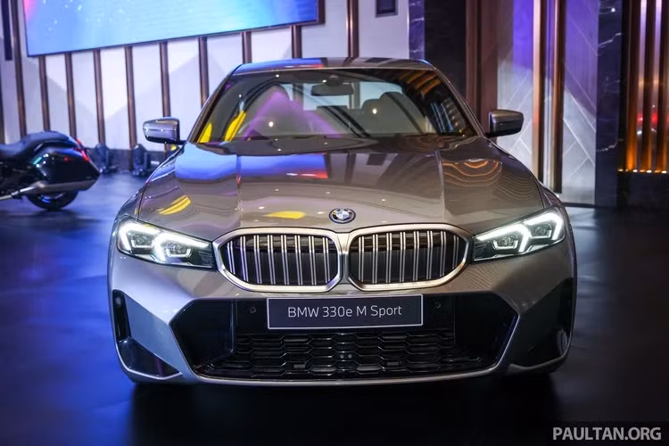 Tất cả phiên bản BMW 3 Series 2023 được trang bị la-zăng hợp kim 18 inch M, thiết kế 5 chấu kép (848 M Bicolour Jet Black). Đi kèm là bộ lốp thể thao với bánh sau to bản hơn. Ngoài ra, phiên bản động cơ truyền thống sẽ trang bị hệ thống treo M Sport, trong khi BMW 330e được trang bị hệ thống treo thích ứng cao cấp hơn.