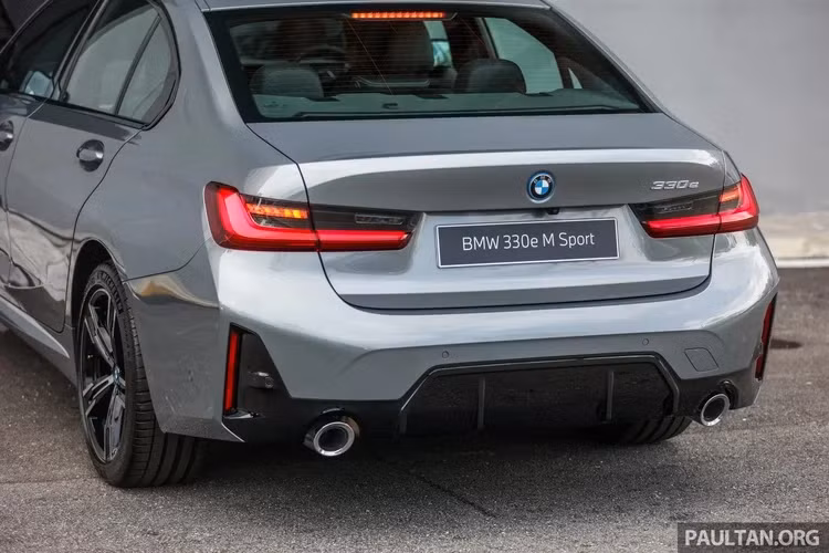 Nếu không muốn tham gia chương trình bảo hành mở rộng, BMW Malaysia cũng áp dụng chính sách giảm giá. Mức áp dụng cho 3 phiên bản 320i, 330i và 330e lần lượt là 263.600 RM (1,42 tỷ đồng), 278.600 RM (1,5 tỷ đồng) và 297.600 RM (1,6 tỷ đồng).