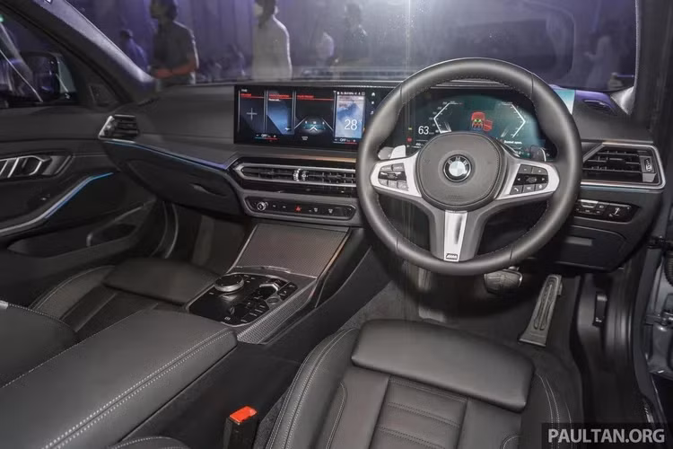 BMW 3 Series 2023 mới giữ lại phần lớn thiết kế trên phiên bản tiền nhiệm đồng thời điều chỉnh một số điểm nhấn tạo khác biệt. Cụ thể cụm đèn pha được thiết kế lại với dải đèn LED ban ngày kiểu boomerang, đồng thời loại bỏ rãnh chia đôi cụm đèn pha để tạo tổng thể cụm đèn mượt hơn.