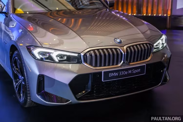 Không gian bên trong BMW 3 Series 2023 được nâng cấp khá nhiều và công nghệ. Ấn tượng nhất là cụm màn hình cong khi kết hợp đồng hồ lái kỹ thuật số 12,3 inch cùng với màn hình giải trí trung tâm 14,9 inch.