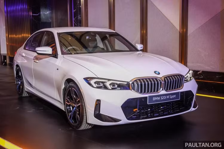 Trong khi BMW 330e trang bị động cơ plug-in hybrid kết hợp động cơ xăng và mô-tỏ điện. Công suất và mô-men xoắn cực đại khi kết hợp đạt 288 mã lực và 420 Nm. Trong khi mô-tơ điện có công suất và mô-men xoắn lần lượt là 107 mã lực và 265 Nm, đi kèm với hộp số ZF.