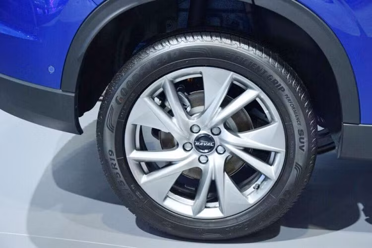Động cơ đi kèm với hộp số tự động ly hợp kép 7 cấp và hệ dẫn động cầu trước hoặc 4 bánh toàn thời gian. Trong khi đó, phiên bản hybrid của xe được trang bị động cơ xăng 4 xi-lanh, tăng áp, dung tích 1.5L, sản sinh công suất tối đa 150 mã lực và mô-men xoắn cực đại 230 Nm. Động cơ kết hợp với mô-tơ điện mạnh 177 mã lực và 300 Nm.