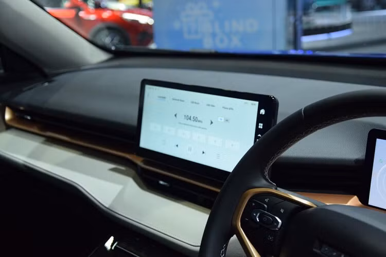 Theo đúng truyền thống của xe Trung Quốc, Haval H6 cũng có nhiều trang bị để hấp dẫn khách hàng. Tại Thái Lan, mẫu xe này có đèn pha tự động bật/tắt, tự động điều chỉnh chiếu xa/gần, chiếu sáng theo góc cua; gương chiếu hậu gập điện, chỉnh điện, tích hợp đèn báo rẽ, tự động gập khi khóa cửa; cần gạt nước tự động; ăng-ten vây cá mập; vành hợp kim 19 inch; cửa cốp chỉnh điện và cửa sổ trời toàn cảnh Panorama.