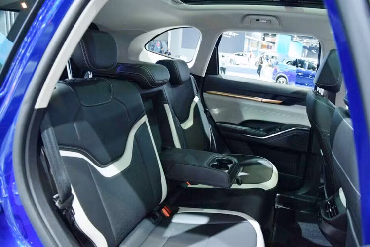 Tương tự như trang bị tiện nghi, tính năng an toàn của Haval H6 cũng khá nhiều với 6 túi khí, phanh đĩa trên 4 bánh, camera 360 độ, phanh khẩn cấp tự động trên đường thẳng/tại giao lộ, hệ thống kiểm soát hành trình thích ứng, kiểm soát hành trình ở tốc độ thấp TJA, cảnh báo va chạm phía trước, cảnh báo lệch làn đường, hỗ trợ giữ làn đường, hỗ trợ đưa xe vào giữa làn đường, cảnh báo điểm mù, hỗ trợ đỗ xe tự động 3 chế độ, hỗ trợ lùi tự động, hỗ trợ tránh va chạm bên sườn, hỗ trợ chuyển làn đường, cảnh báo phương tiện cắt ngang khi lùi, phanh tự động khi lùi, cảnh báo tốc độ, cảnh báo khi người lái mất tập trung và cảnh báo va chạm khi mở cửa.