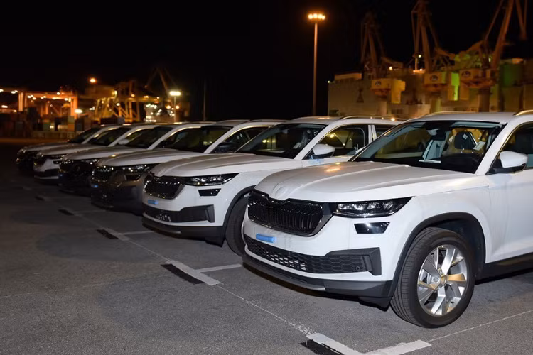 Skoda Kodiaq tại Việt Nam sẽ ra mắt vào ngày 23/9 tới đây. Tuy nhiên, xe ở Việt Nam vẫn thuộc thế hệ cũ. Theo tiết lộ của nhân viên tư vấn bán hàng tại đại lý, mẫu SUV hạng trung này ở Việt Nam sẽ có 2 phiên bản, bao gồm Ambition TSI 1.4 Turbo và Style TSI 2.0 Turbo 4x4. Giá bán tương ứng của 2 phiên bản này là 1,25 tỷ và 1,44 tỷ đồng.