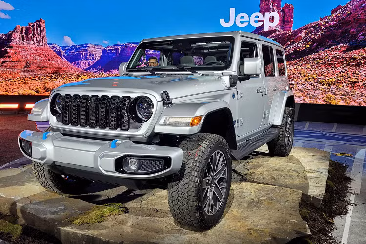 Xe cũng được bổ sung thêm 2 cấu hình mới là Wrangler Sport S 4×e và Rubicon X. Ở đợt cập nhật Jeep Wrangler 2024 mới này, lưới tản nhiệt 7 khe gió mang tính biểu tượng của Wrangler đã được cách tân để trở nên nhỏ gọn hơn, đi ngược với xu hướng "phóng to mọi thứ" của các hãng xe khác.