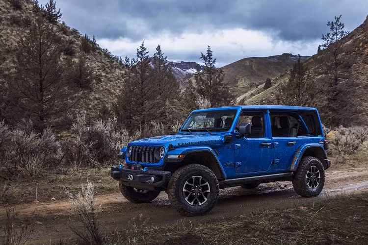 Ngoài ra, ăng-ten kiểu cũ bị loại bỏ do dễ vướng vào cành cây khi đi off-road và được thay thế bằng loại ẩn bên trong kính chắn gió. Ở bên trong, màn hình cảm ứng trung tâm 12,3 inch giờ đây là trang bị tiêu chuẩn cho tất cả các phiên bản của Wrangler.