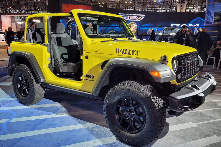 Cùng với đó, Jeep cung cấp rất nhiều tùy chọn mâm mới cho xe ngay từ khi xuất xưởng, kích thước từ 17 inch cho đến 20 inch. Tùy thuộc vào gói trang bị, khách hàng có thể tùy ý nâng cấp thêm nhiều kiểu mâm khác, tối đa lên đến 35 inch. Một mui mềm cao cấp mới được trang bị tiêu chuẩn, trong khi phiên bản Wrangler High Altitude được trang bị sẵn mui trợ lực Sky One-Touch tiện lợi.