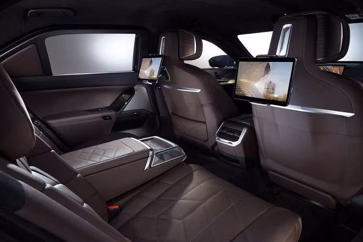 Chưa hết, BMW i7 Protection 2024 còn có tính năng sấy chỉnh điện tiêu chuẩn ở kính lái và kính cửa sổ bên sườn để không bị mờ khi nhiệt độ xuống thấp. Hệ thống sưởi ấm nội thất trước khi hành khách lên xe là trang bị tùy chọn. Điểm nhấn còn lại bên trong xe là gương kỹ thuật số bổ sung, có nhiệm vụ liên tục hiển thị hình ảnh do camera bên ngoài thu được. Tủ lạnh nhỏ nằm giữa 2 ghế sau cũng là trang bị tùy chọn của mẫu xe bọc thép chống đạn này.