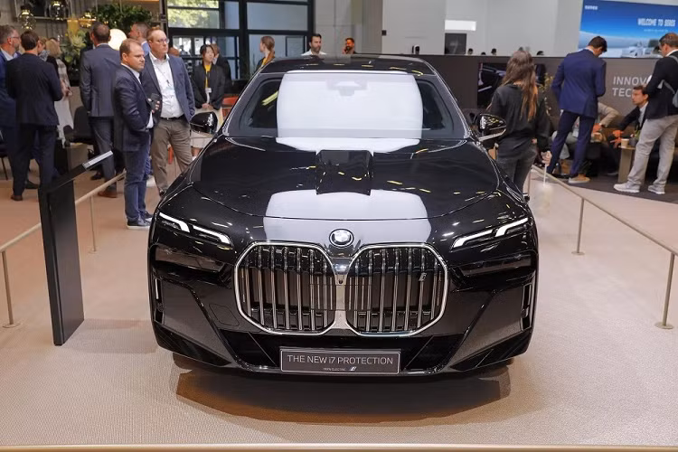 Theo hãng BMW, hành khách ngồi bên trong i7 Protection sẽ được bảo vệ an toàn khỏi những cuộc tấn công bằng chất nổ hoặc lựu đạn. Bên cạnh đó là những trang bị tùy chọn như hệ thống cung cấp dưỡng khí hay bình cứu hỏa có thể mở tự động hoặc bằng tay để tăng cường khả năng bảo vệ trong một số vụ tấn công.