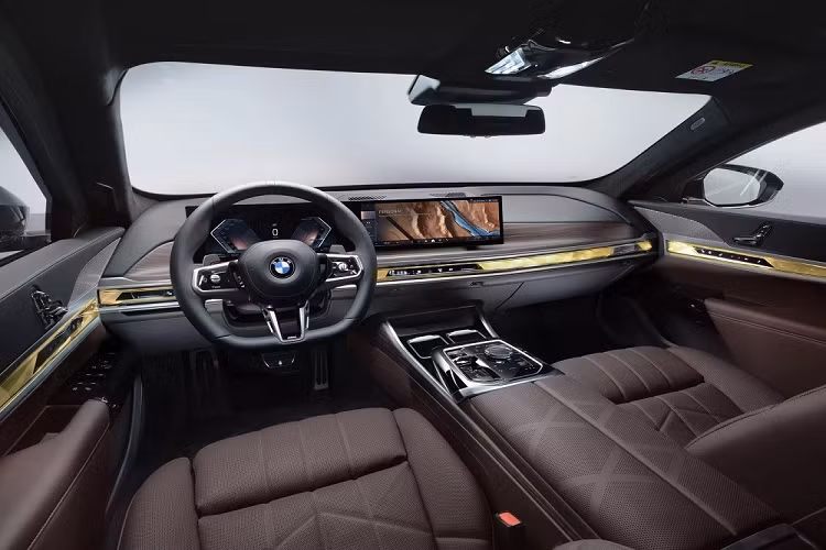 Ngoài ra, BMW i7 Protection 2024 còn được trang bị hệ thống âm thanh Bowers &amp; Wilkins Diamond Surround Sound System với công suất 1.265 W và 28 loa tiêu chuẩn, hứa hẹn mang đến những bản nhạc chất lượng cao cho hành khách trong xe. Bên cạnh đó là rèm che nắng chỉnh điện ở cửa sổ bên sườn. Rèm có chế độ "nửa kín, nửa hở" để người ngồi trong xe quan sát bên ngoài. Trong khi đó, cửa xe có hệ thống hỗ trợ đóng/mở bằng mô-tơ.