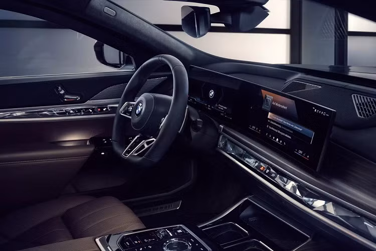 Hiện giá xe BMW i7 Protection 2024 - phiên bản sedan thuần điện bọc thép chống đạn này chưa được công bố. Chỉ biết rằng, hãng BMW sẽ tổ chức khóa huấn luyện đặc biệt cho những người có ý định lái i7 Protection.
