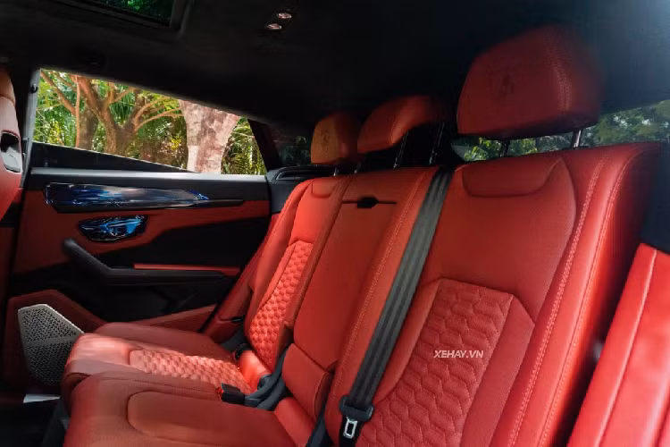 Lamborghini Urus được trang bị động cơ V8 4.0L tăng áp kép cho sức mạnh lên tới 641 mã lực và mô-men xoắn cực đại đi kèm lên tới 850 Nm - đủ sức kéo chiếc SUV nặng 2,2 tấn đang đứng im bắn đi với tốc độ 100km/h chỉ trong 3,6 giây; từ 0 - 200km/h trong 12,8 giây trước khi đạt tốc độ cực đại lên tới hơn 300 km/h.
