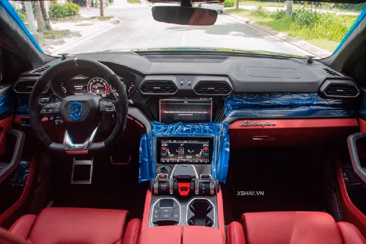 Chiếc Lamborghini Urus được trang bị vô lăng 3 chấu đa chức năng cho phép người lái có thể tùy chỉnh nhiều hệ thống vận hành và tiện nghi mà không cần buông tay. Màn hình trung tâm kỹ thuật số TFT có khả năng hiển thị hiệu ứng 3 chiều và tùy chỉnh theo ý thích cá nhân.