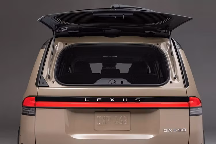 Sang trọng hơn nữa là GX 550 Luxury+ có bậc cửa chỉnh điện, cửa sổ trời toàn cảnh bằng kính, hệ thống treo biến thiên thích ứng, gương chiếu hậu kỹ thuật số, hộp mát và hệ thống âm thanh cao cấp Mark Levinson 21 loa.