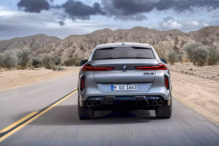 Bộ đôi BMW X5 M và X6 M đời mới 2024 sẽ ra mắt công chúng tại sự kiện Amelia Island Concours d'Elegance vào tháng 3/2023, sau đó sẽ đi vào sản xuất tại nhà máy Spartanburg ở Mỹ kể từ tháng 4. Giá xe BMW X5 M 2024 là 122.000 USD (2,9 tỷ đồng) trong khi BMW X6 M 2024 là 127.000 USD (3,01 tỷ đồng).