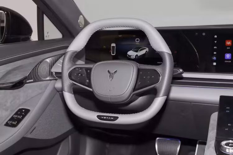 Về mặt lái xe thông minh cao cấp, Voyah Passion PHEV 2023 bao gồm 36 cấu hình lái xe thông minh như lái xe hỗ trợ phi công tốc độ cao từ điểm tới điểm NOA, có thể nhận ra các đường lên và xuống dốc tự động, tự động nhập làn, tránh song song, tránh mép đường và lựa chọn làn đường tối ưu trong các tình huống đường cao tốc đô thị và tốc độ cao cũng như các chức năng thực tế và thường được sử dụng khác.