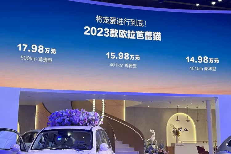 Cụ thể, giá xe ORA Ballet Cat 2023 đã tương ứng cho 3 phiên bản dao động từ 149.800 đến 179.800 nhân dân tệ (tương đương 510 triệu đồng và 612 triệu đồng), đây là mức giá rẻ nhất dành cho chiếc xe ôtô điện có kiểu dáng giống xe con bọ Volkswagen Beetle đến 99%.