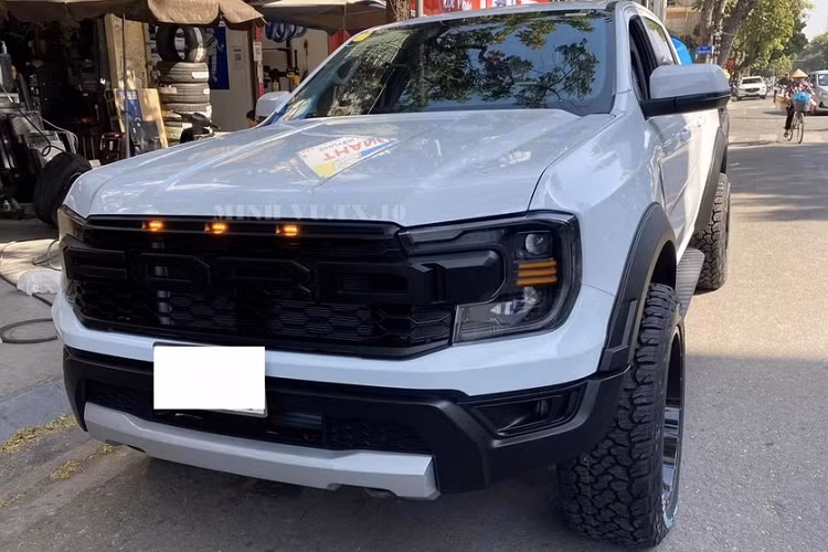 Tùy vào bản độ Ford Ranger thế hệ mới của khách muốn lên đời Ranger Raptor 2023 như thế nào, đều sẽ có sự chênh lệch. Chẳng hạn khách sở hữu xe Ford Ranger Wildtrak 2022 chỉ cần chi 15 triệu đồng là đã có 1 bản độ Raptor nhìn cũng rất hay ho khi chỉ thêm mặt ca-lăng, cản trước, ốp bửng sau, lốp.