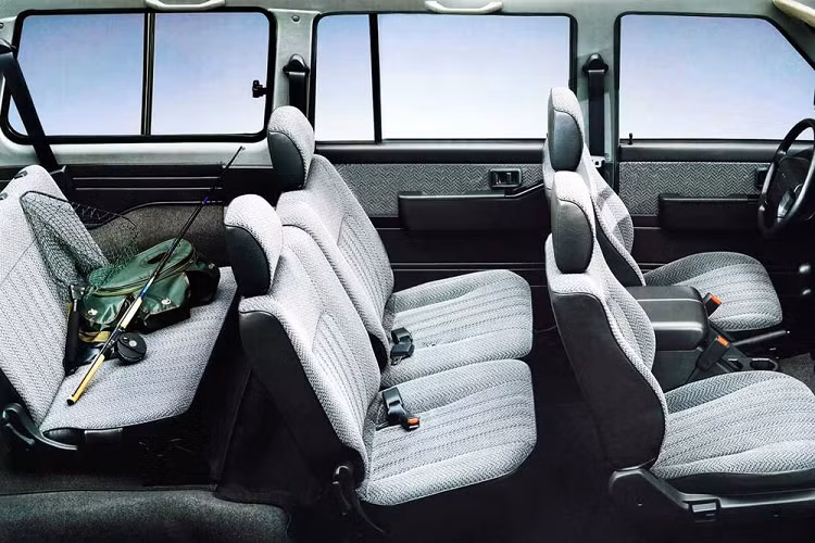 Mở cửa bước vào trong khoang lái, thật sự ngạc nhiên vì chiếc Nissan Patrol Y60 có nội thất còn khá mới Ghế da màu trắng-đen, các chi tiết của xe đều nguyên bản.