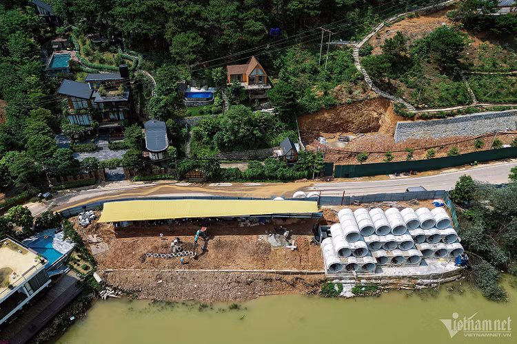 Tháng 3/2019, Thanh tra TP Hà Nội kết luận có gần 3.000 công trình sai phạm trên đất rừng Sóc Sơn. Chỉ tính riêng 2 xã Minh Phú, Minh Trí và khu vực ven 7 hồ lớn trong quy hoạch rừng có 797 công trình vi phạm. Đến năm 2021, việc xử lý công trình vi phạm theo kết luận thanh tra được tạm dừng chờ TP Hà Nội điều chỉnh quy hoạch rừng Sóc Sơn.